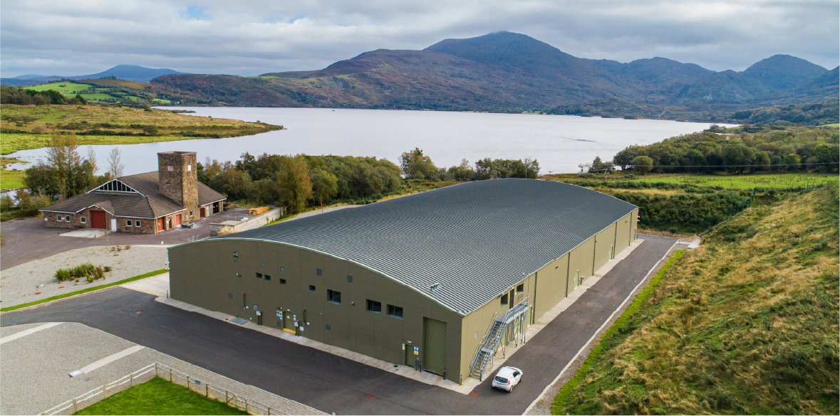 Ionad cóireála fuíolluisce ar imeall an locha.